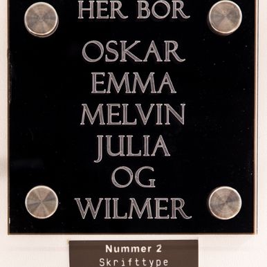 Svart dørskilt